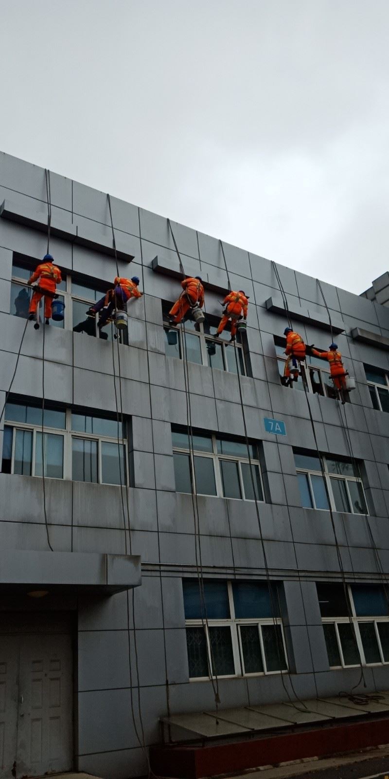 外墙清洗、高空作业施工与开荒保洁:全方位服务,守护您的空间之美